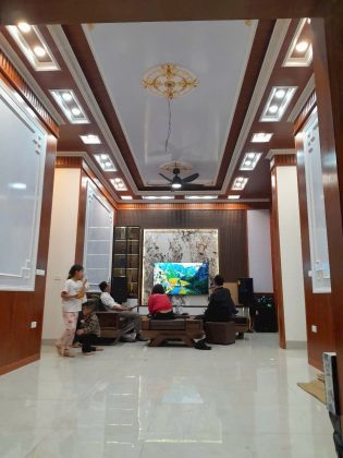 Nhà Nhỏ Có Nên Dùng Tấm Ốp PVC Và Phào PS Không? Giải Đáp Chi Tiết Từ Chuyên Gia